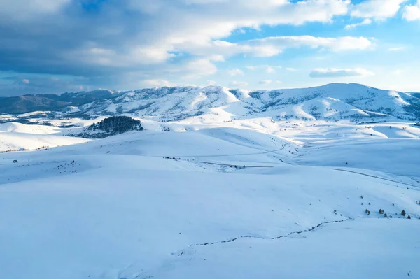 Letecký Záběr Krásných Zasněžených Hor Kopců Zimní Krajiny Zlatiboru Slavné — Stock fotografie