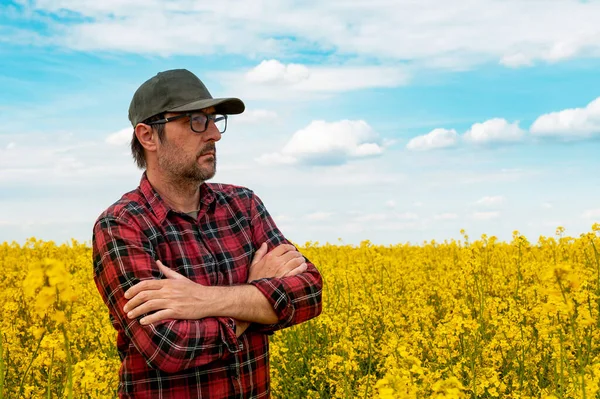 Fiducioso Sicuro Lavoratore Agricolo Indossa Camicia Quadri Rossi Cappello Camionista — Foto Stock