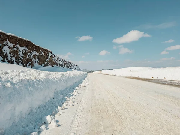 Zlatibor山白雪覆盖的道路 空旷的冬季道路状况 有选择地重点 — 图库照片