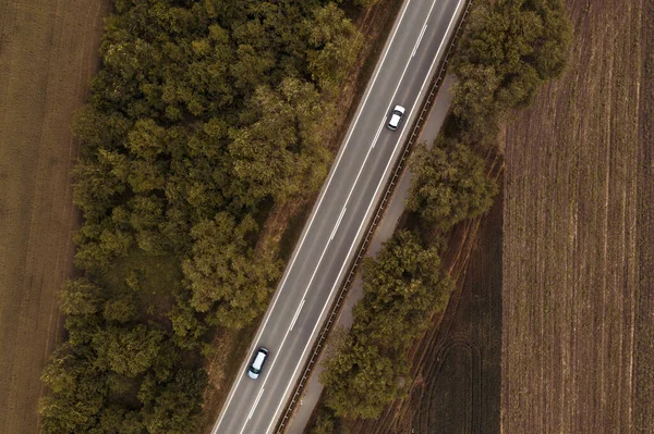 Widok Góry Prosto Asfaltowej Autostrady Przez Krajobraz Wsi Lecie Samochodami — Zdjęcie stockowe