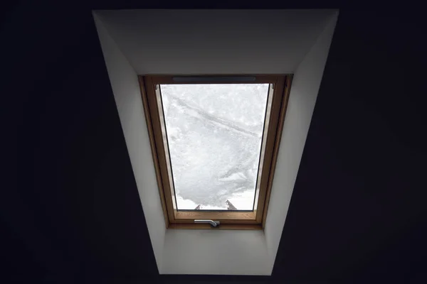 Окно Крыше Покрыто Снегом Зимний Сезон — стоковое фото