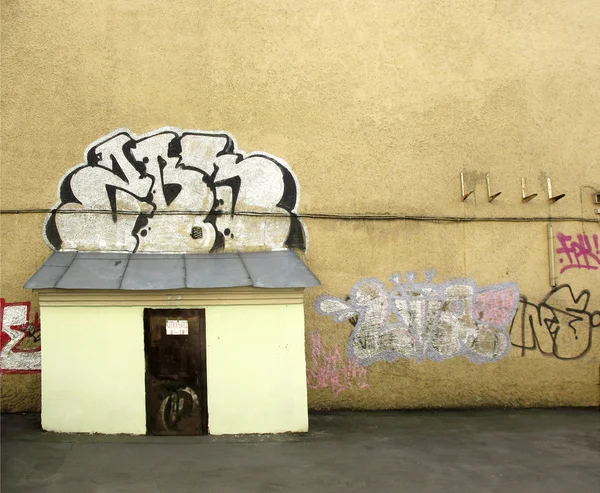 Enfermé dans un mur vide à la maison. Saint-Pétersbourg — Photo