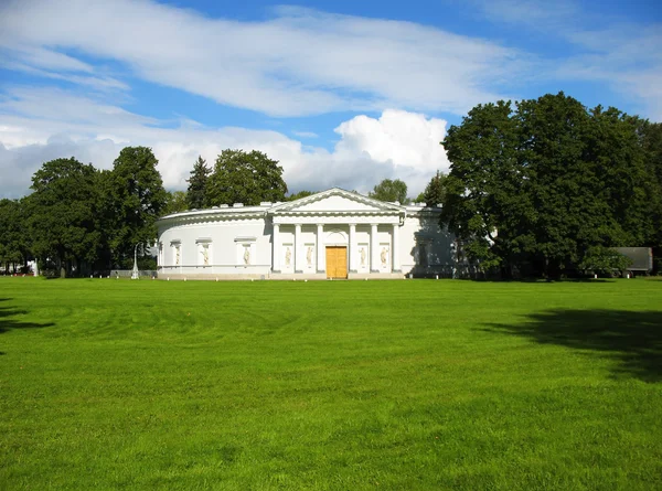 Kitchen Building Yelagin Palace from butyric meadows. St. Petersburg — Stock Photo, Image