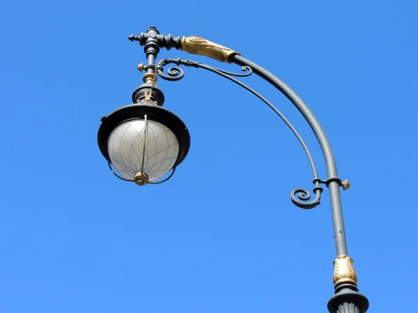 Уличная лампа в Санкт-Петербурге на фоне голубого неба — стоковое фото