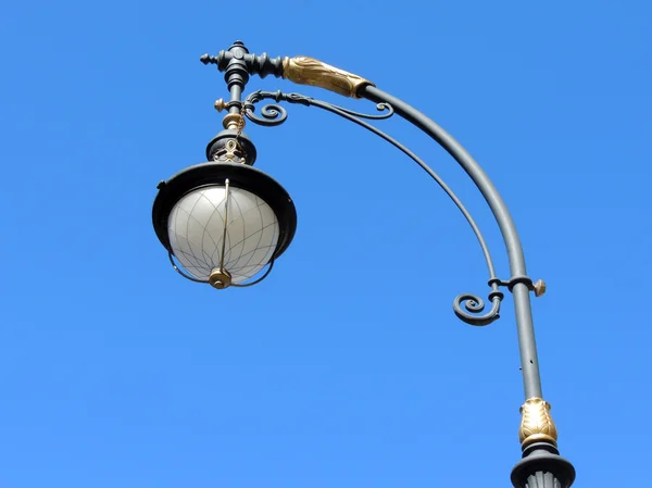 Farola en San Petersburgo sobre un fondo de cielo azul — Foto de Stock