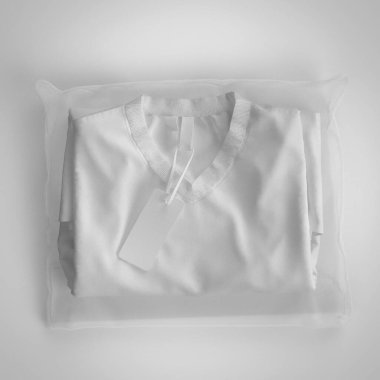 Plastik torbada etiketli beyaz katlanmış tişört. 3D görüntüleme, model. Yüksek kaliteli illüstrasyon
