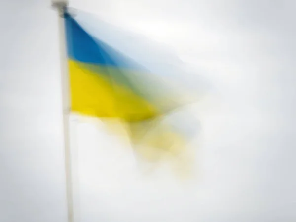 Pavillon national de l'Ukraine soufflant dans le vent. Effet impressionniste avec copyspace. Photos De Stock Libres De Droits