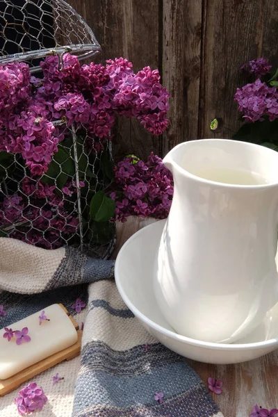 Composición Primavera Con Lilas Una Jarra Agua — Foto de Stock