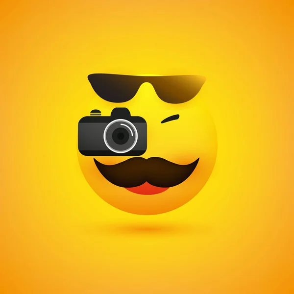 Sade Mutlu Gülümseyen Erkek Fotoğrafçı Emoji Bıyıklı Kafasının Üstünde Güneş — Stok Vektör