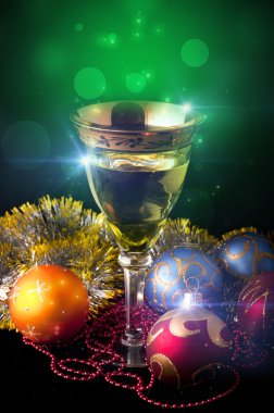 Şampanya ve Noel ışıkları