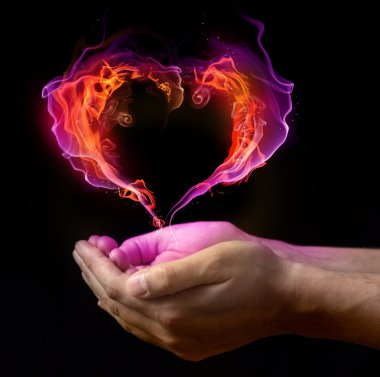 St. Valentin'ın kalp koyu arka plan karşı ellerinde yanan