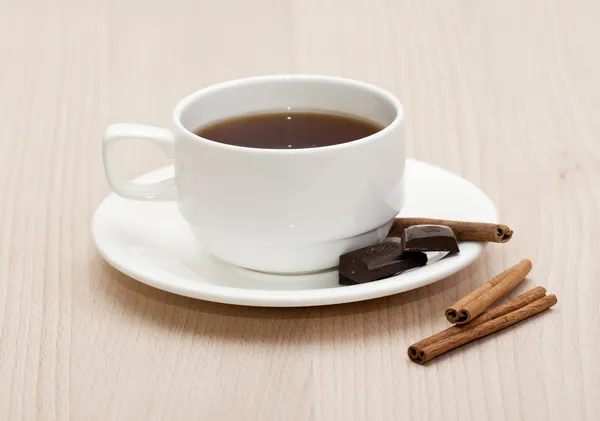 Heiße Tasse Kaffee mit Süßigkeiten isoliert auf weiß — Stockfoto