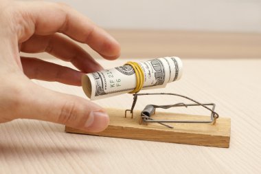 100 dolarlık banknot ile fare kapanı