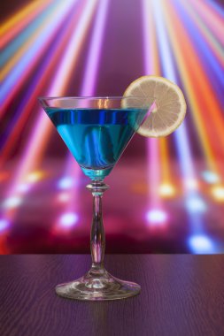 Mavi martini cam kokteyl