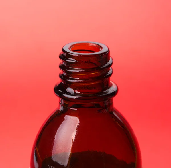 Стеклянная бутылка медицинских капель — стоковое фото