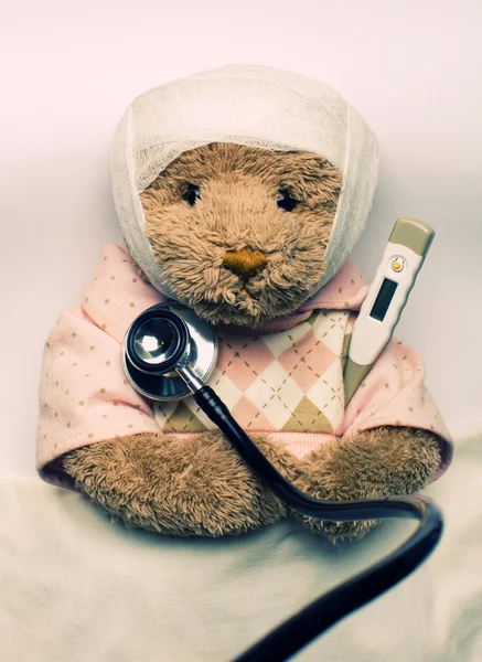 Urso de pelúcia doente na cama — Fotografia de Stock