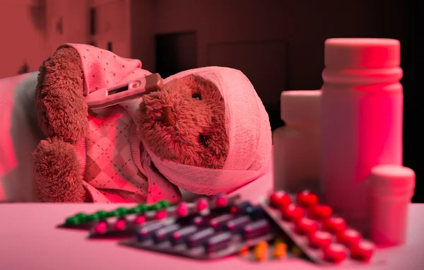 Oyuncak ayı hastane yatağında — Stok fotoğraf