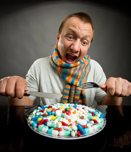 Homem comendo pílulas — Fotografia de Stock