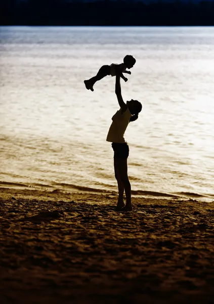 Moeder en baby op strand — Stockfoto