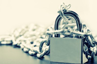 asma kilit ve zincirler