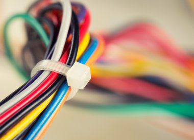 renkli elektrik kabloları