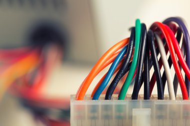 renkli kabloları elektrik prizinden