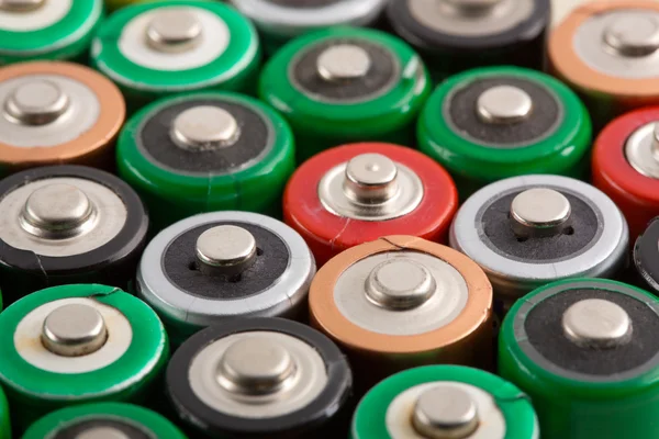 Vele kleurrijke batterijen — Stockfoto