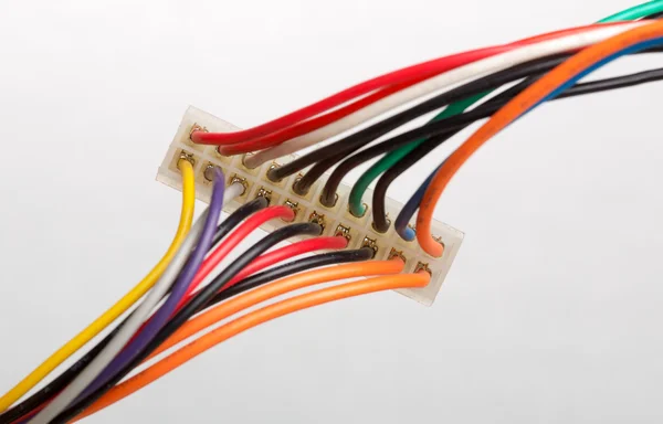 Enchufe eléctrico con cables de colores — Foto de Stock