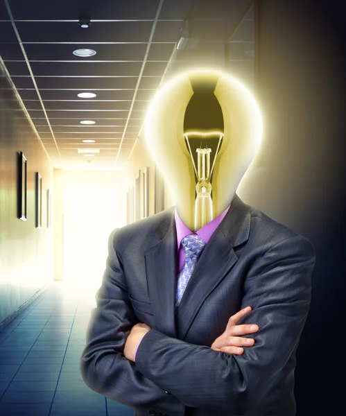 Affärsman med glödande glödlampa i stället för huvudet — Stockfoto