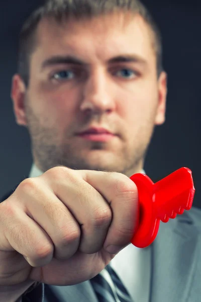 Uomo d'affari che utilizza la chiave giocattolo rosso — Foto Stock