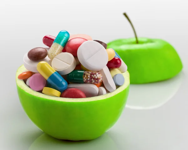 Maçã cheia de medicamentos — Fotografia de Stock