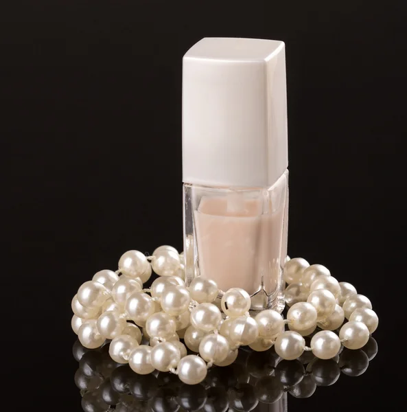 Nail polish and necklace — Stock Photo, Image