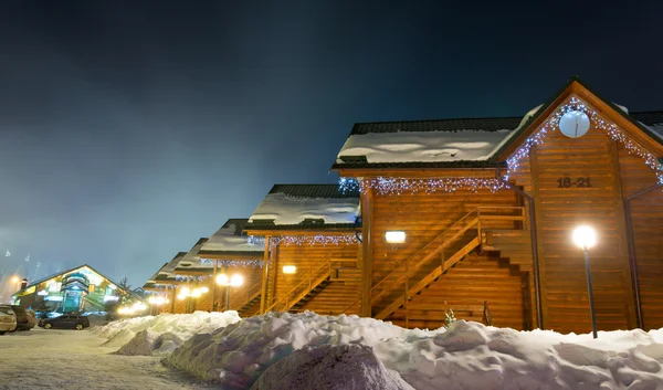 Kayak chalets geceleri — Stok fotoğraf