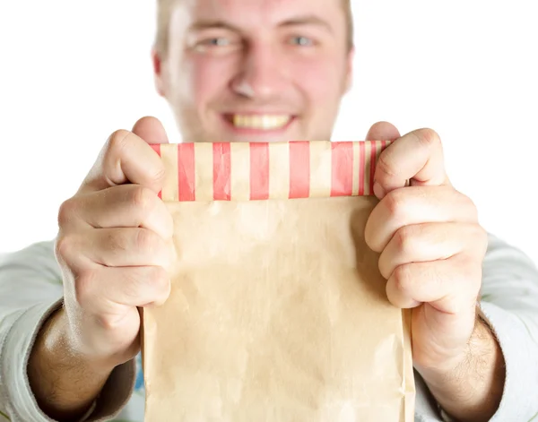 Mężczyzna trzymający papierową torbę — Zdjęcie stockowe