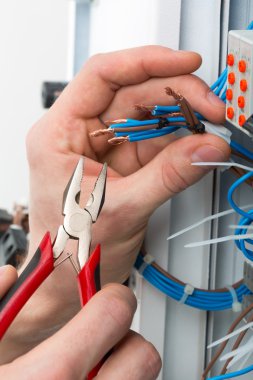 elinde bir elektrikçi
