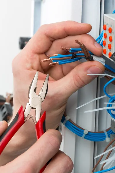 Handen van een elektricien — Stockfoto