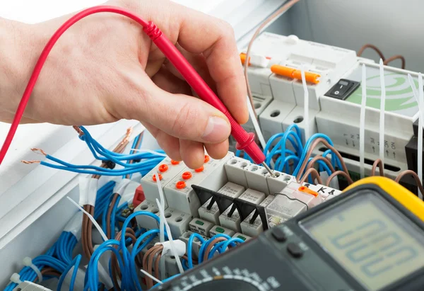 Hand of an electrician — Stock Photo, Image