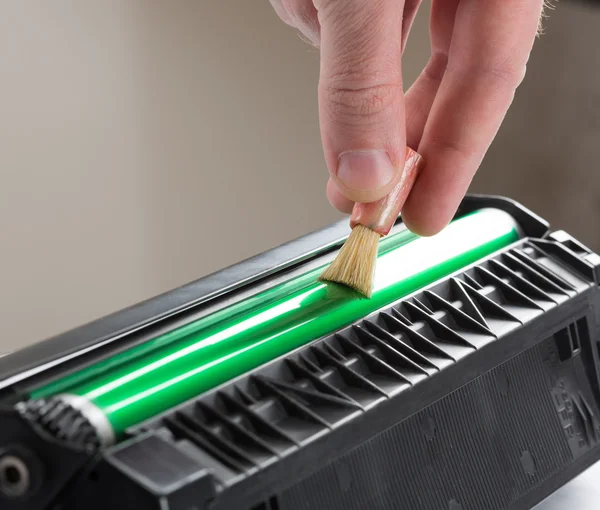 Cleaning printer toner cartridge — Stock Photo, Image