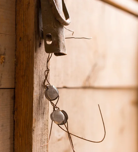 Latch dengan segel di peti kayu — Stok Foto