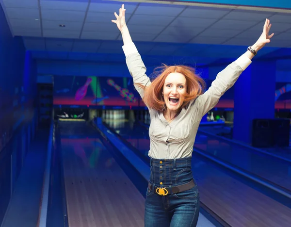 Garota excitada em um bowling — Fotografia de Stock