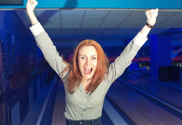 Garota excitada em um bowling — Fotografia de Stock