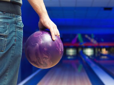 bowling topu olan adam