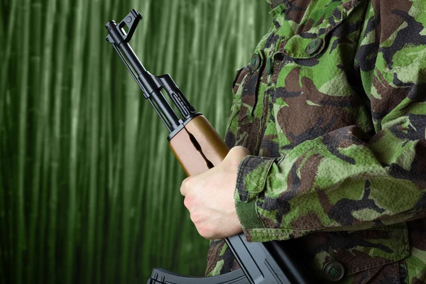 Soldat håller geväret ak-47 — Stockfoto