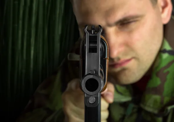 Солдат з гвинтівкою АК-47 — стокове фото