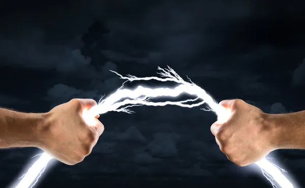Hands bending lightning bolt — Stock Photo, Image