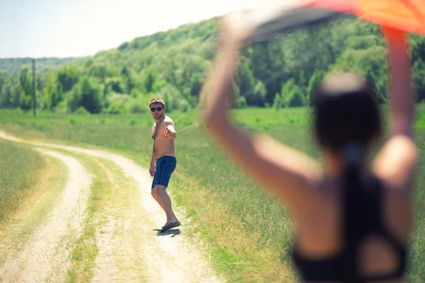 Lykkelige par flyver en drage - Stock-foto