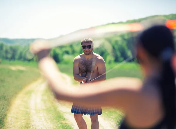 Casal feliz voando um papagaio — Fotografia de Stock