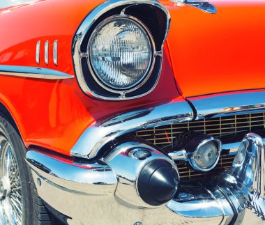 Kırmızı retro otomobil