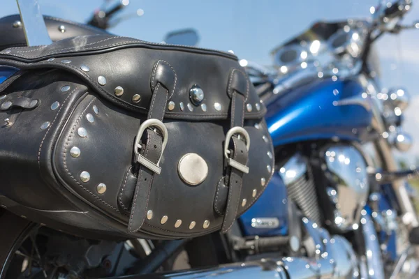 Motocicleta com saco de sela — Fotografia de Stock
