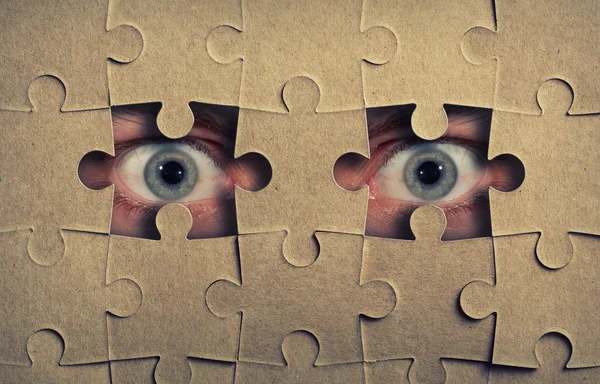Oczy wychodzą z puzzle — Zdjęcie stockowe